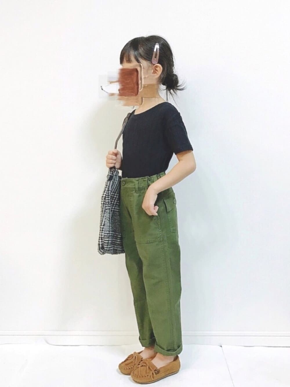 「kids、キッズコーデ、ベイカーパンツ、チェック、秋のコーデ、女の子、カジュアル」｜「AZUL by moussyのカーゴパンツ（カーゴパンツ、グリーン系）」を使った、kannn さん（キッズ・110cm）の秋コーディネートの1枚目の写真