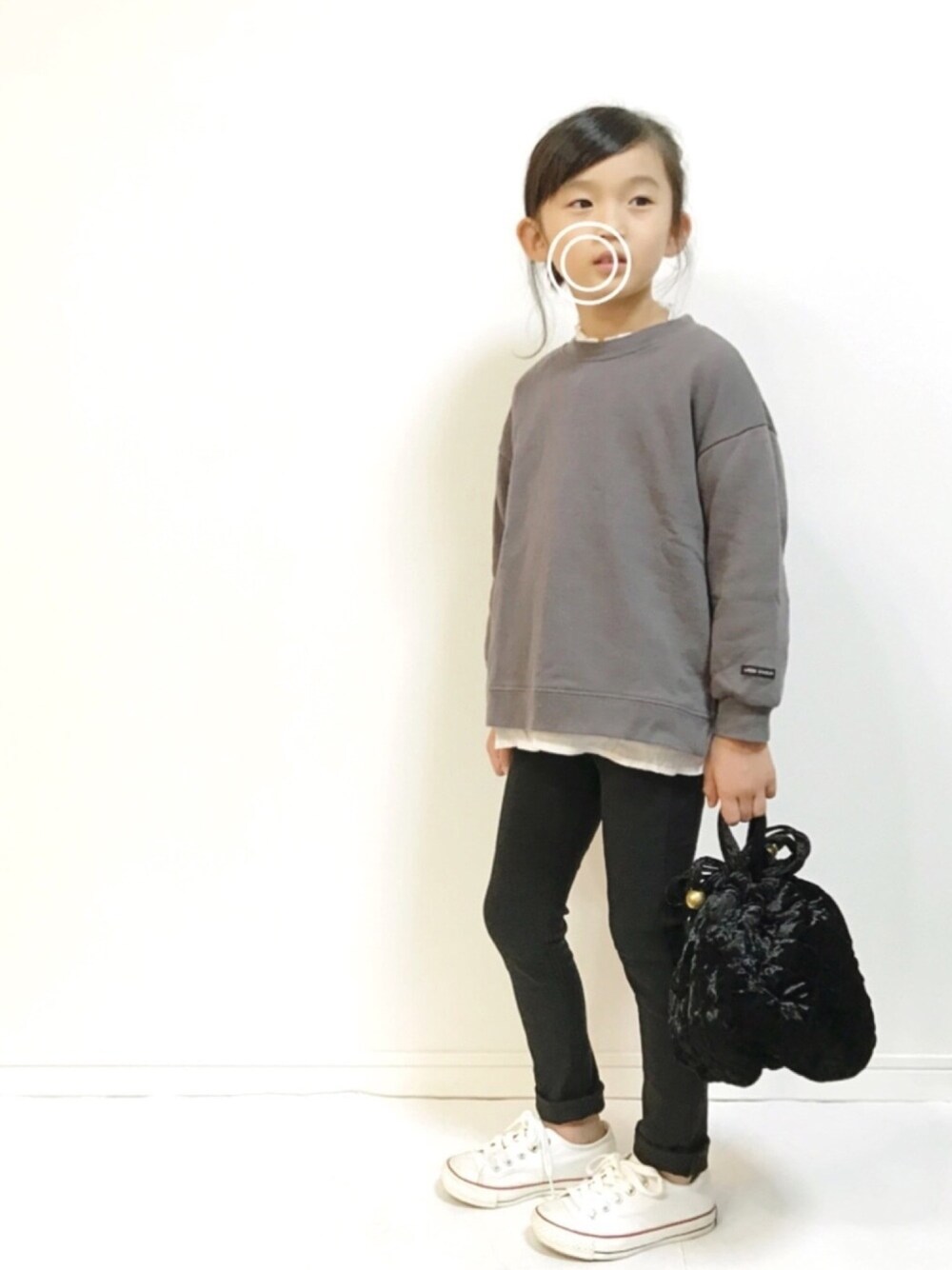 「kids、キッズコーデ、スウェット、スニーカー、スキニーパンツ、巾着バッグ、converse、ブラウス」｜「b・ROOMの【WEB限定品】スリット入りビッグシルエットトレーナー（スウェット、グレー系）」を使った、kannn さん（キッズ・120cm）の秋コーディネートの1枚目の写真