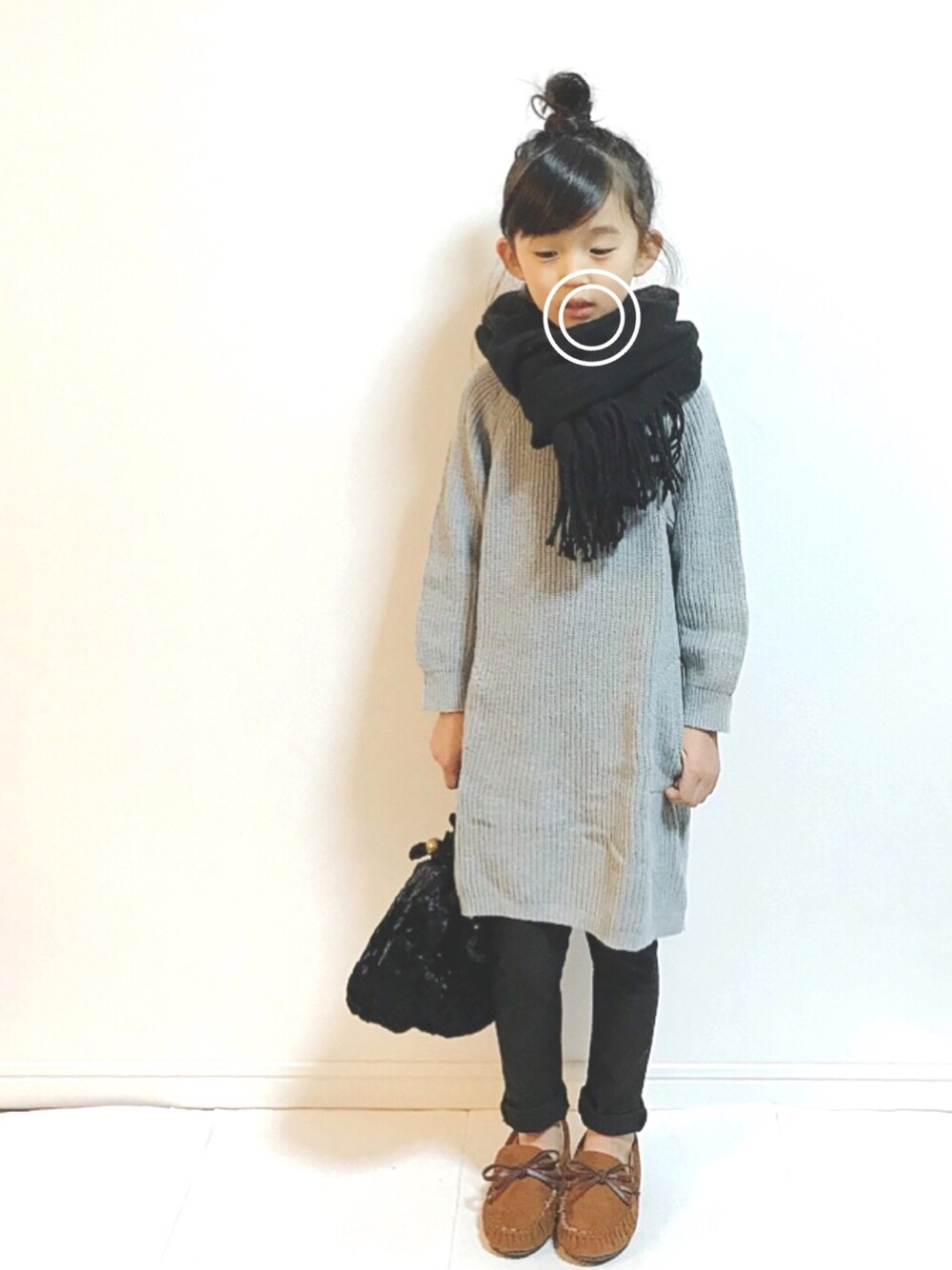 「kids、キッズコーデ、秋冬コーデ、ワンピース、ニットワンピース、マフラー、BREEZE」｜「SESTOのママとお揃い！ふわふわクッションインソールと内側全面ふんわりファー付きで冬でも足元暖か♪トレンドのチェック柄/レオパード/ツイードとカラーも豊富！！あったかシャギーファーのリボン付きモカシンシューズ/キッズモカシン（モカシン/デッキシューズ、イエロー系）」を使った、kannn さん（キッズ・120cm）の冬コーディネートの1枚目の写真