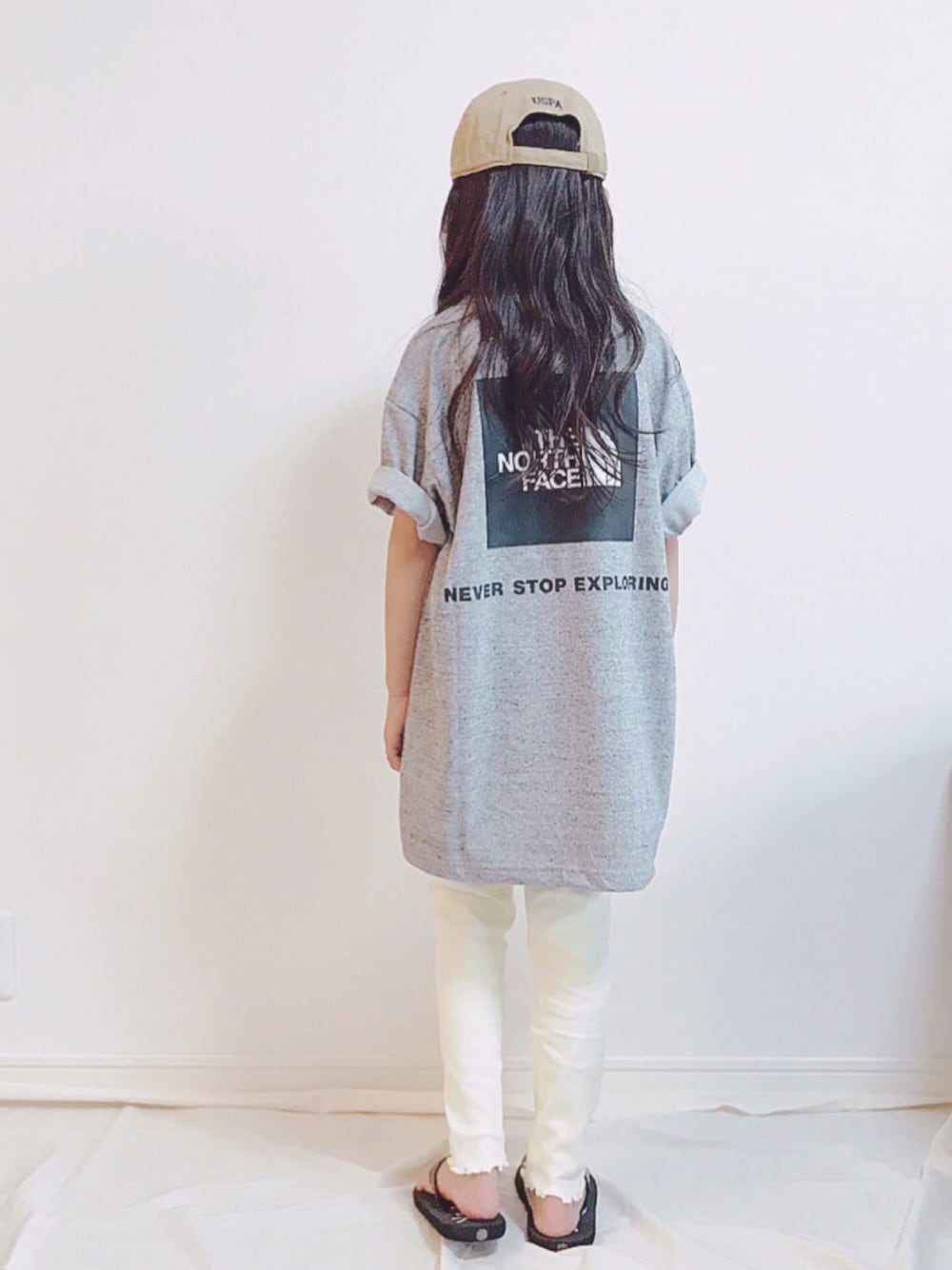 「kids、キッズコーデ、カジュアルコーデ、ゆるコーデ、キャップ、Tシャツ、バックプリント、オーバーサイズ」｜「THE NORTH FACEのザ ノース フェイス THE NORTH FACE S/S Square Logo Tee（Tシャツ/カットソー、グレー系）」を使った、kannn さん（キッズ・120cm）の春コーディネートの1枚目の写真