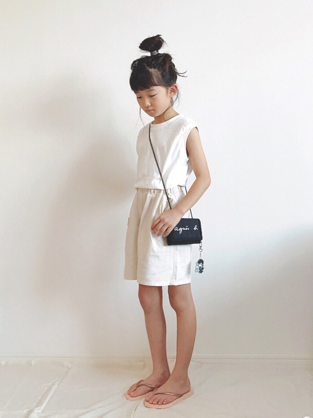 「kids、ショートパンツ、ホワイトコーデ、ビーチサンダル、Branshes、休日スタイル、夏セールで買いました」｜「BRANSHESの【コットンレーヨン】フレアショートパンツ（その他パンツ、ホワイト系）」を使った、kannn さん（キッズ・129cm）の夏コーディネートの1枚目の写真