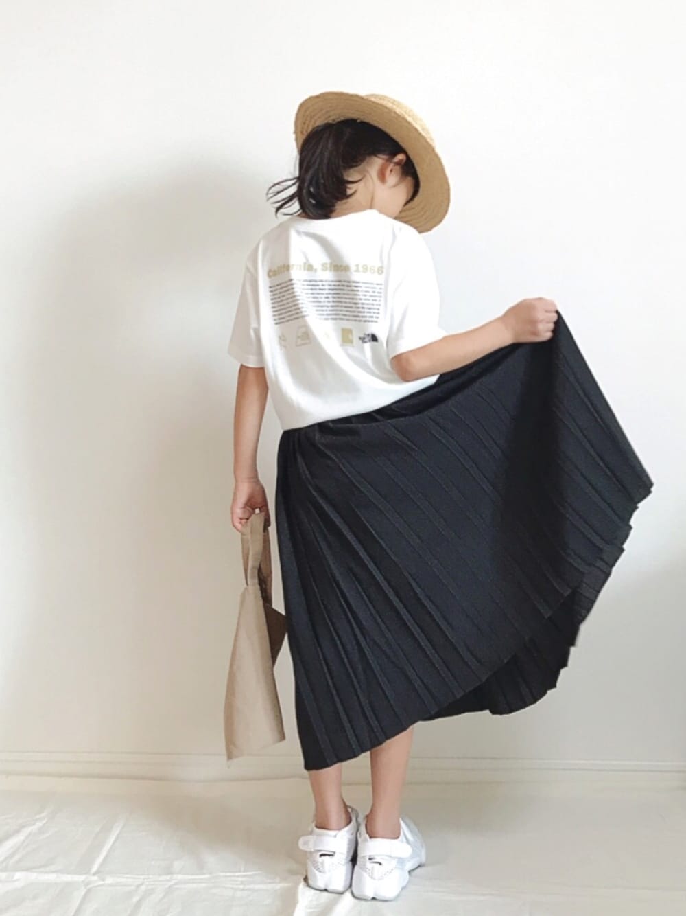 「kids、キッズコーデ、麦わら帽子、夏セールで買いました、ロゴT、エアリフト、プリーツスカート、休日スタイル」｜「allolun.のプリーツスカート（スカート、ブラック系）」を使った、kannn さん（キッズ・129cm）の夏コーディネートの1枚目の写真