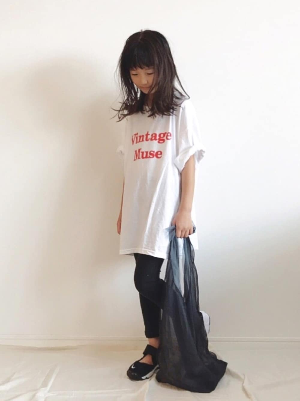 「キッズコーデ、カジュアルコーデ、プチプラ、ロゴT、オーバーサイズ、エコバッグ、シアー」｜「coca（coca）のウォッシュ加工シンプルロゴプリントTシャツ（Tシャツ/カットソー、ホワイト系）」を使った、kannn さん（キッズ・129cm）の夏コーディネートの1枚目の写真