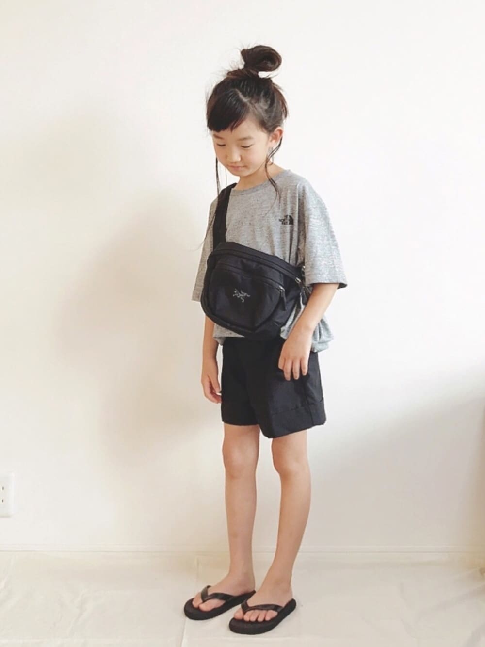 「kids、休日スタイル、プチプラ、ショートパンツ、GU、サンダル、ボディバッグ、ラクチンコーデ」｜「THE NORTH FACEのザ ノース フェイス THE NORTH FACE S/S Square Logo Tee（Tシャツ/カットソー、グレー系）」を使った、kannn さん（キッズ・129cm）の夏コーディネートの1枚目の写真