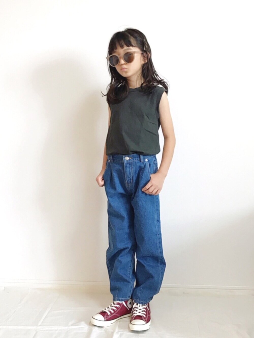 「kids、カジュアルコーデ、休日スタイル、デニムパンツ、ノースリーブ、サングラス、converse、コンバース、ハイカットスニーカー」｜「devirockのボックスタンクトップ（タンクトップ、ブラック系）」を使った、kannn さん（キッズ・129cm）の夏コーディネートの1枚目の写真