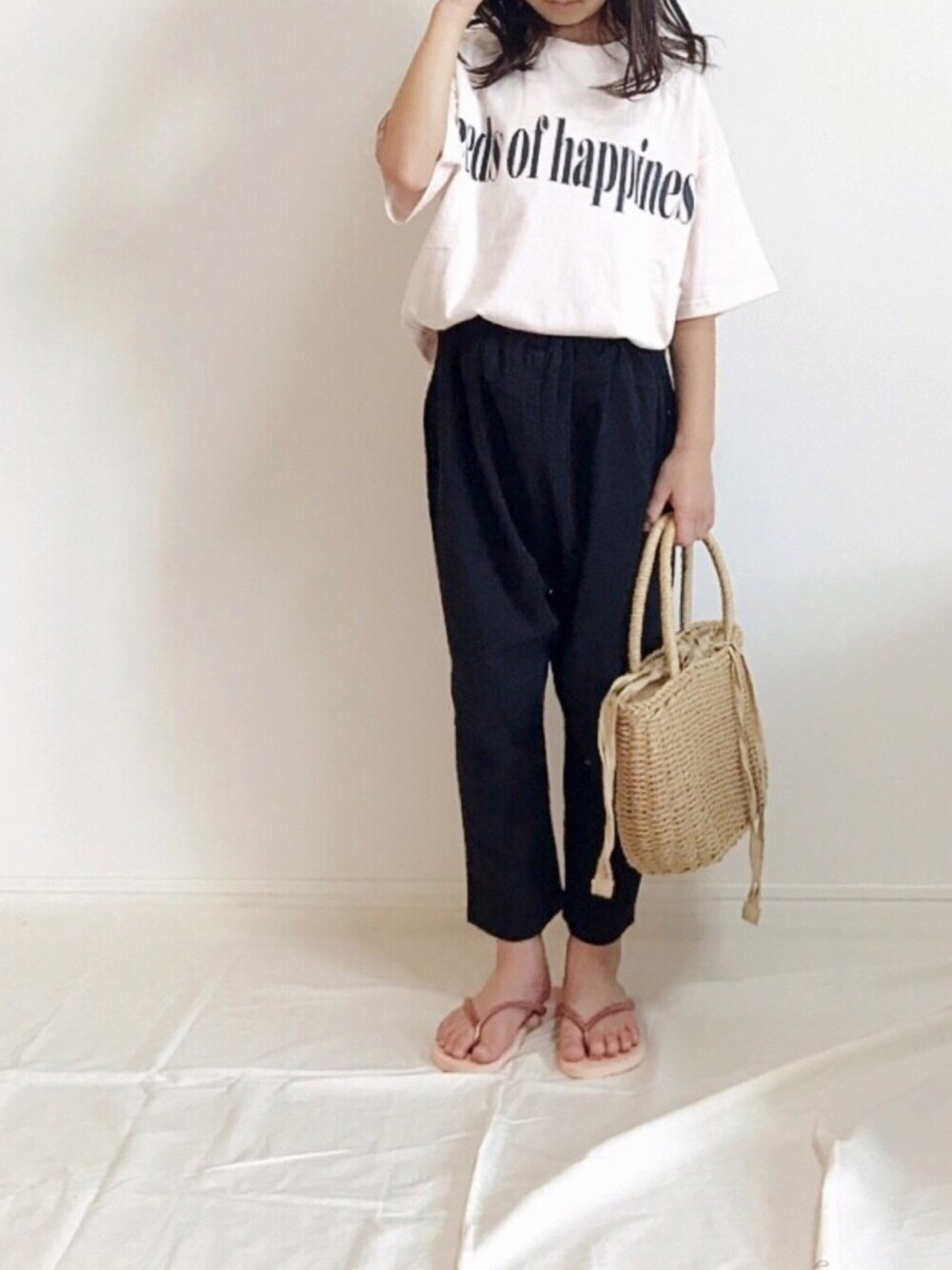 「kids、休日スタイル、ロゴT、サンダル、かごバッグ、タックイン、きれいめカジュアル」｜「green label relaxingの【ジュニア】GLR Seeds プリントTシャツ（Tシャツ/カットソー、ホワイト系）」を使った、kannn さん（キッズ・129cm）の夏コーディネートの1枚目の写真