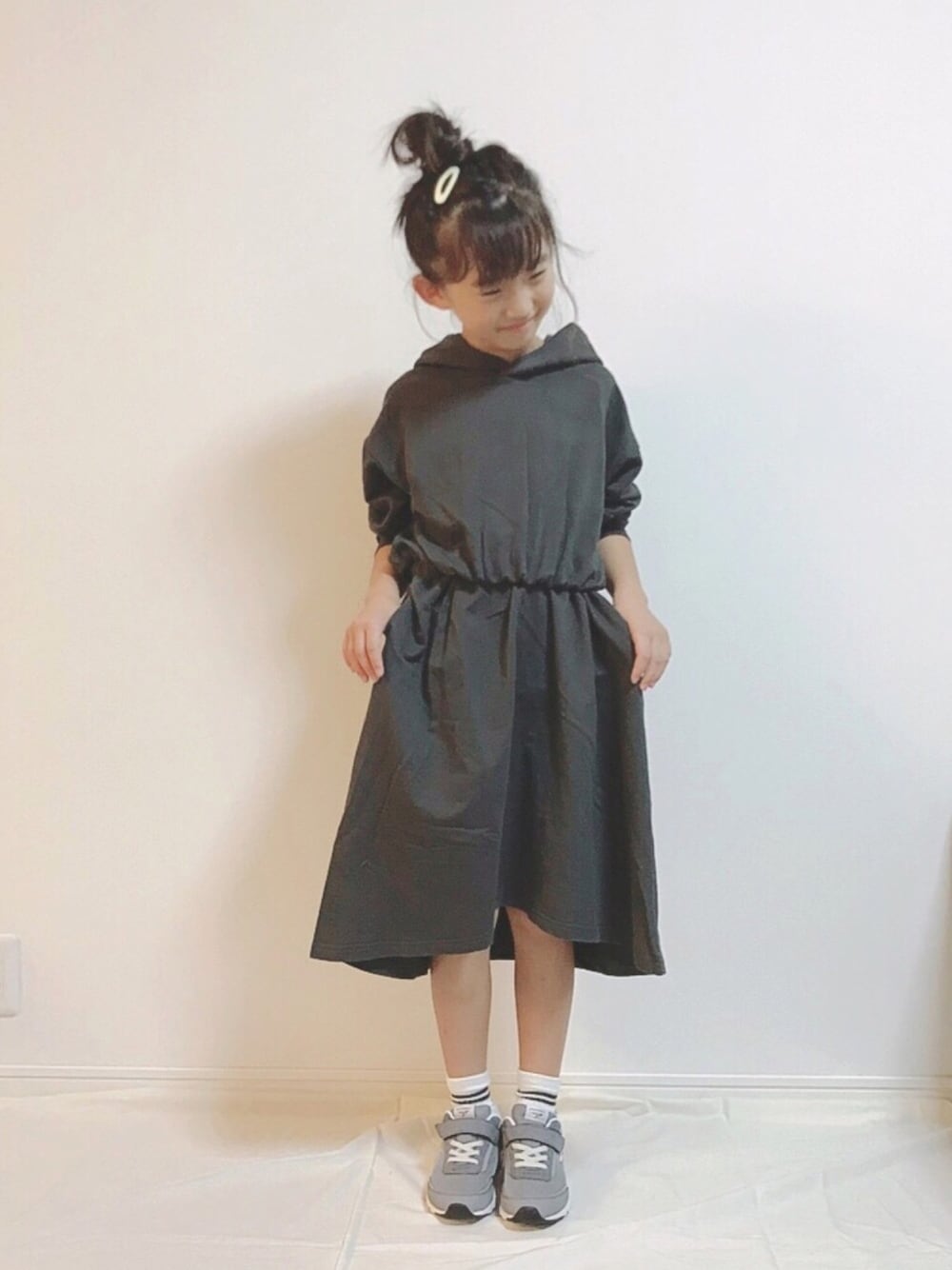 「パーカーワンピース、スウェットワンピース、ワンピース、スニーカー、瞬足、coen、グレー、ラインソックス、秋服」｜「devirockのロング丈パーカーワンピース（ワンピース、ブラック系）」を使った、kannn さん（キッズ・130cm）の秋コーディネートの1枚目の写真