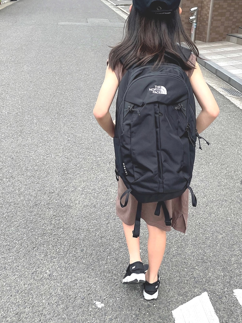 「ワンピース、プチプラ、キャップ、リュック、ラフコーデ、エアリフト、ノースリーブワンピース」｜「THE NORTH FACEのTHE NORTH FACE/ザノースフェイス Square Logo Cap/スクエアロゴキャップ（キャップ、ブラック系）」を使った、kannn さん（キッズ・135cm）の春コーディネートの1枚目の写真