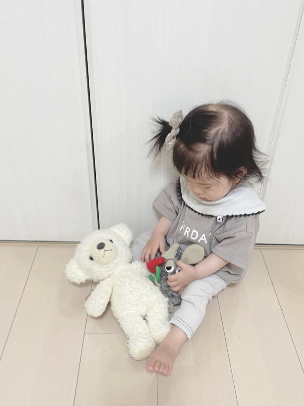 「赤ちゃん、ベビーコーデ、monmimi、プチプラ、ぬいぐるみ、Tシャツ、アースカラー」｜「monmimiのアイテム（その他ベビーウェア、グレー系）」を使った、kannn さん（キッズ・135cm）の春コーディネートの1枚目の写真