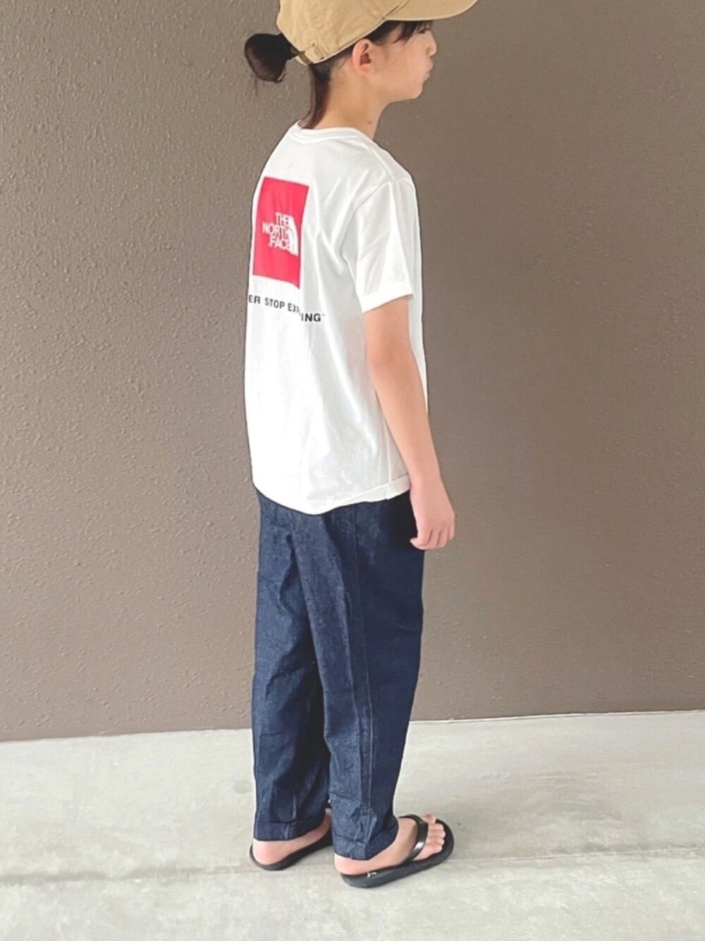 「デニムパンツ、Tシャツ、プリントT、ビーチサンダル、キャップ、カジュアルコーデ、休日スタイル」｜「pairmanonの【さらコットン100%】【リンクコーデ】コットン タック入り テーパード ロングパンツ 無地 ドット ストライプ チェック 文字アート 三角柄（その他パンツ、ブルー系）」を使った、kannn さん（キッズ・135cm）の夏コーディネートの1枚目の写真