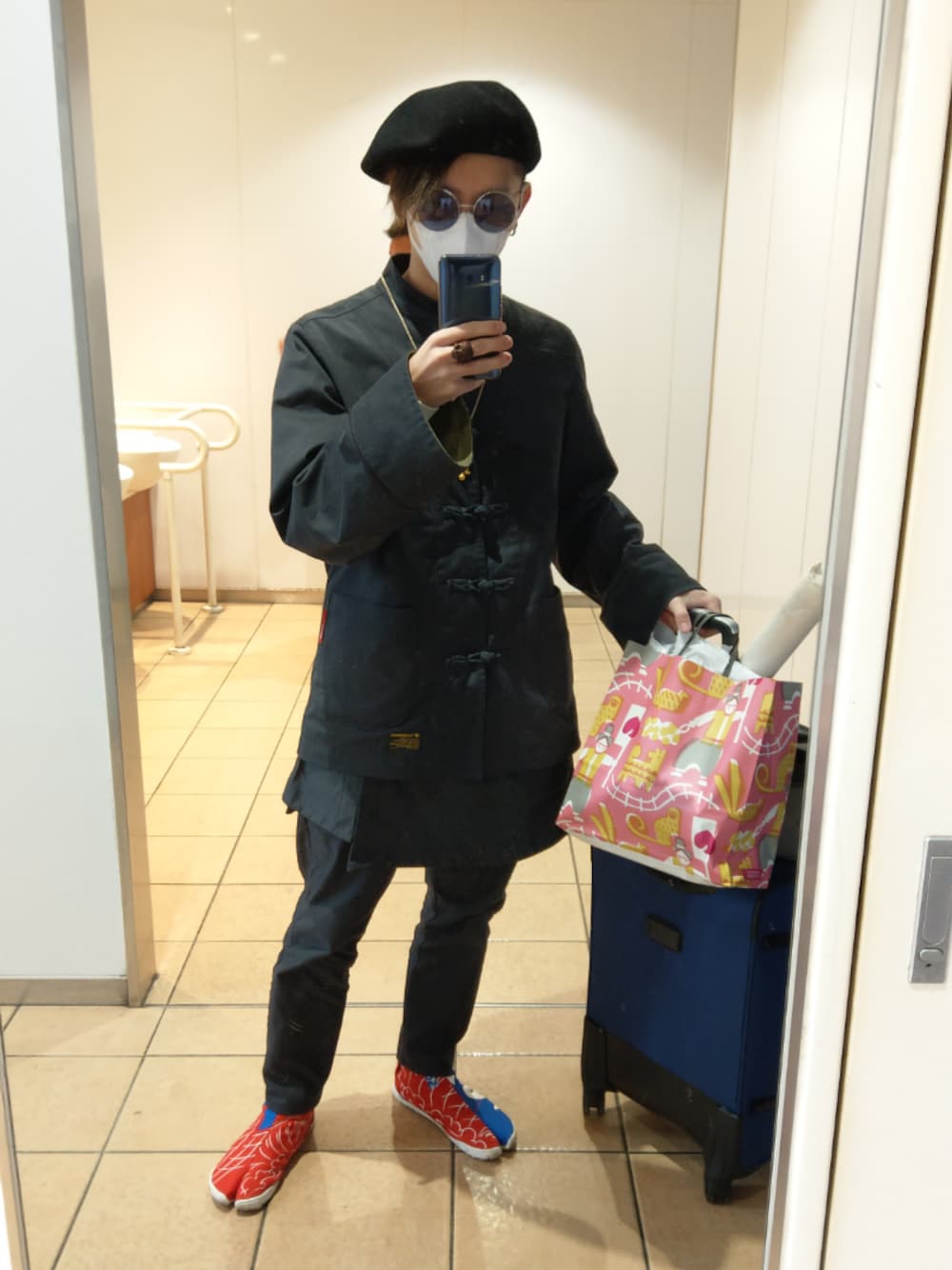 「THUNDERBOX、sousou、SONIC、地下足袋、ラウンドサングラス、寒いのは我慢」｜「Vivienne Westwoodのアイテム（ハンチング/ベレー帽、ブラック系）」を使った、仮面作家 華山虎（CASSANDRA）さん（メンズ・170cm）の冬コーディネートの1枚目の写真