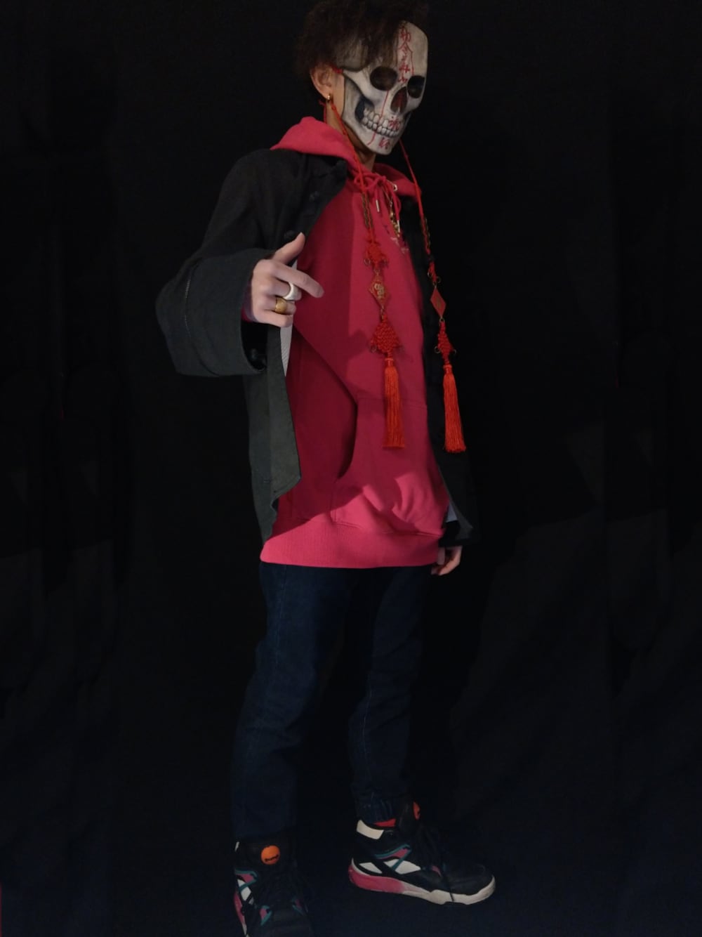 「ストリート、お気に入りの服でデートに行こう、チャイナジャケット、スニーカー、春コーデ」｜「THUNDERBOXのHEAT ENERGY JOGGER PANTS（デニムパンツ、ブルー系）」を使った、仮面作家 華山虎（CASSANDRA）さん（メンズ・170cm）の冬コーディネートの1枚目の写真