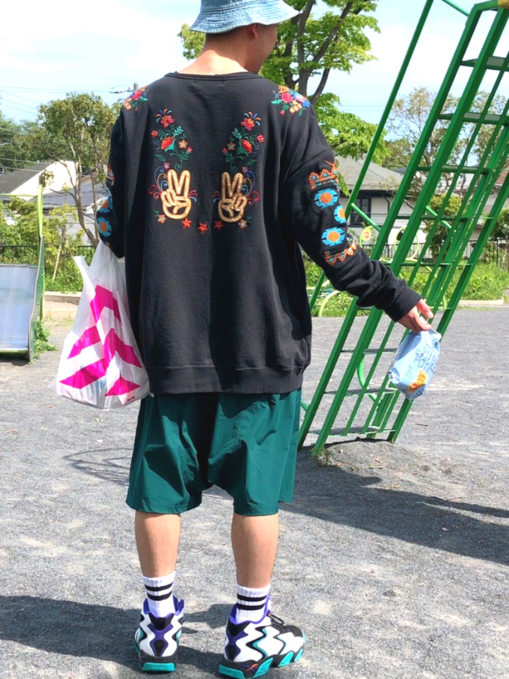 「春コーデ、公園、ピクニック、ALDIES、ショートパンツ、スウェット、スニーカー、リーボック(Reebok)」｜「ALDIESのアイテム（スウェット、ブラック系）」を使った、仮面作家 華山虎（CASSANDRA）さん（メンズ・170cm）の春コーディネートの1枚目の写真