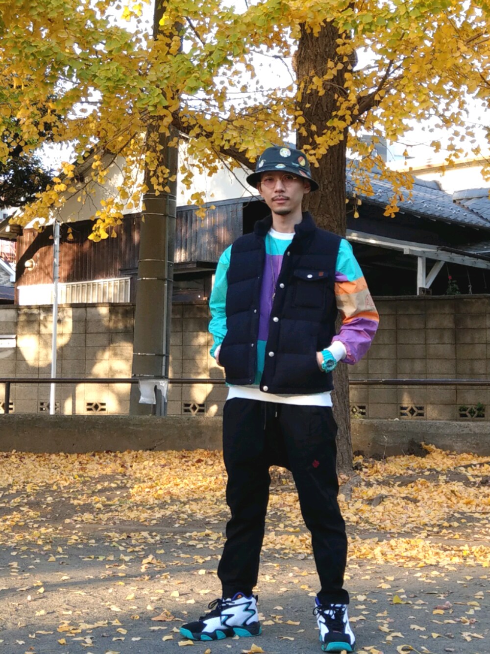 「秋のコーデ、秋コーデ、秋服、スニーカー、リーボック(Reebok)、ミントブルー、ミントグリーン」｜「10Deepのバケットハット10Deep&StudioOne コラボ（ハット、ブラック系）」を使った、仮面作家 華山虎（CASSANDRA）さん（メンズ・170cm）の秋コーディネートの1枚目の写真