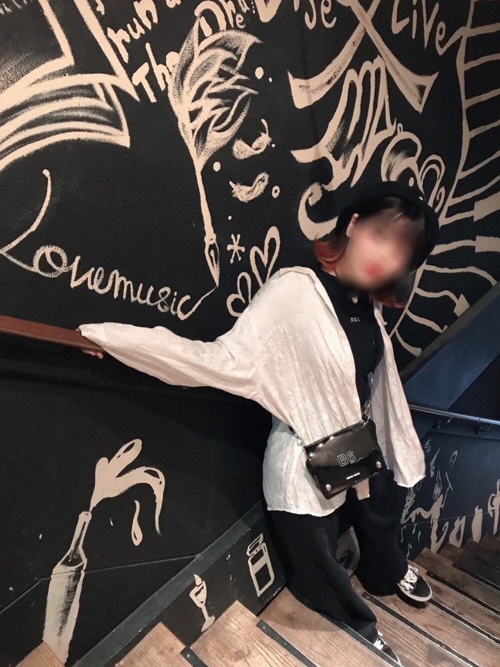 「やっぱりストリートが好き、古着、下北沢、ベレー帽、ワイドフィットカーブパンツ、ブラック、ootd、スニーカー」｜「古着のアイテム（シャツ/ブラウス、ホワイト系）」を使った、mさん（レディース・166cm）の秋コーディネートの1枚目の写真