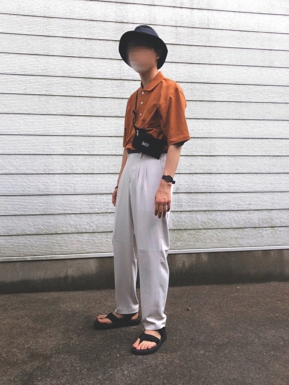 オレンジ系のポロシャツ、ブラック系のショルダーバッグ、ブラック系のその他パンツを着用したメンズの夏コーディネートの1枚目の写真