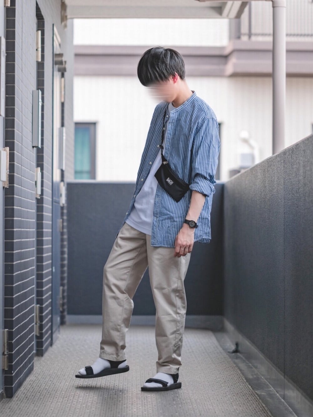 ブルー系のシャツ/ブラウス、ホワイト系のTシャツ/カットソー、ベージュ系のパンツを着用したメンズの夏コーディネートの1枚目の写真