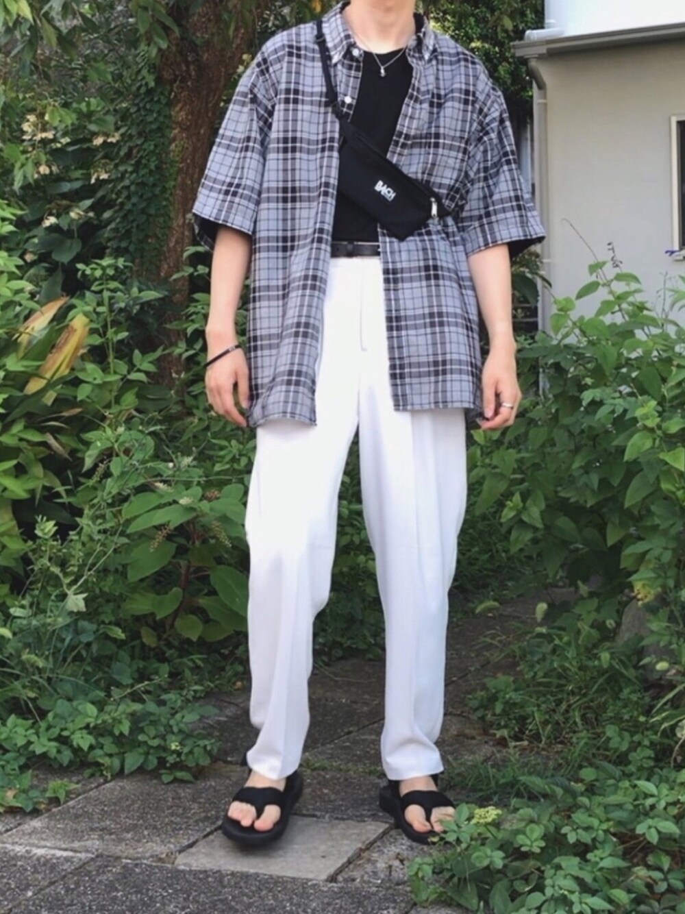 ブラック系のその他パンツ、ブラック系のシャツ/ブラウス、ブラック系のTシャツ/カットソーを着用したメンズの秋コーディネートの1枚目の写真