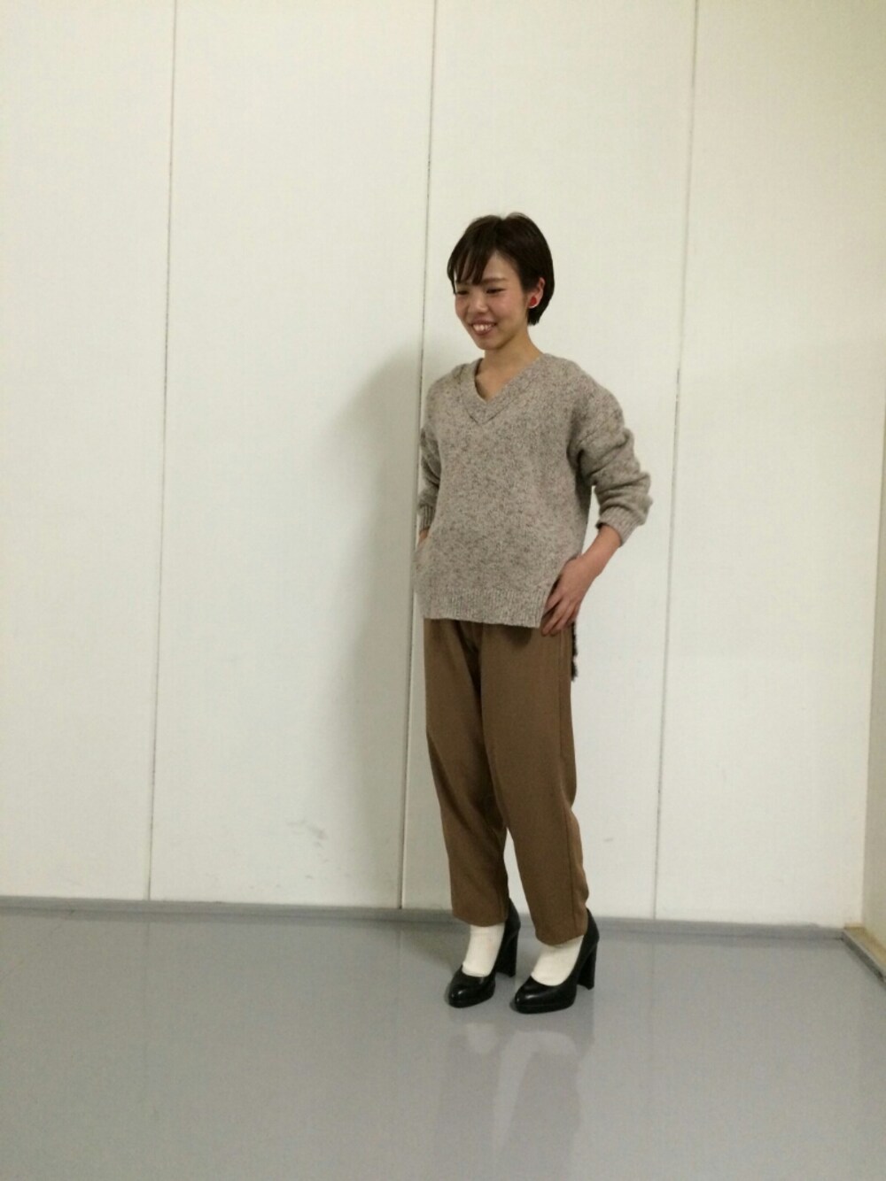 「テーパードパンツ、ニット、パンプス、Vネックニット、ブラウン、パンツスタイル、シンプルコーデ、低身長、カジュアルコーデ、オトナカジュアル」｜「FIL DE FERの撚り杢ウール/綿/ナイロン　Vネックスリットニット（ニット/セーター、ベージュ系）」を使った、kuroda.さん（レディース・146cm）の冬コーディネートの1枚目の写真
