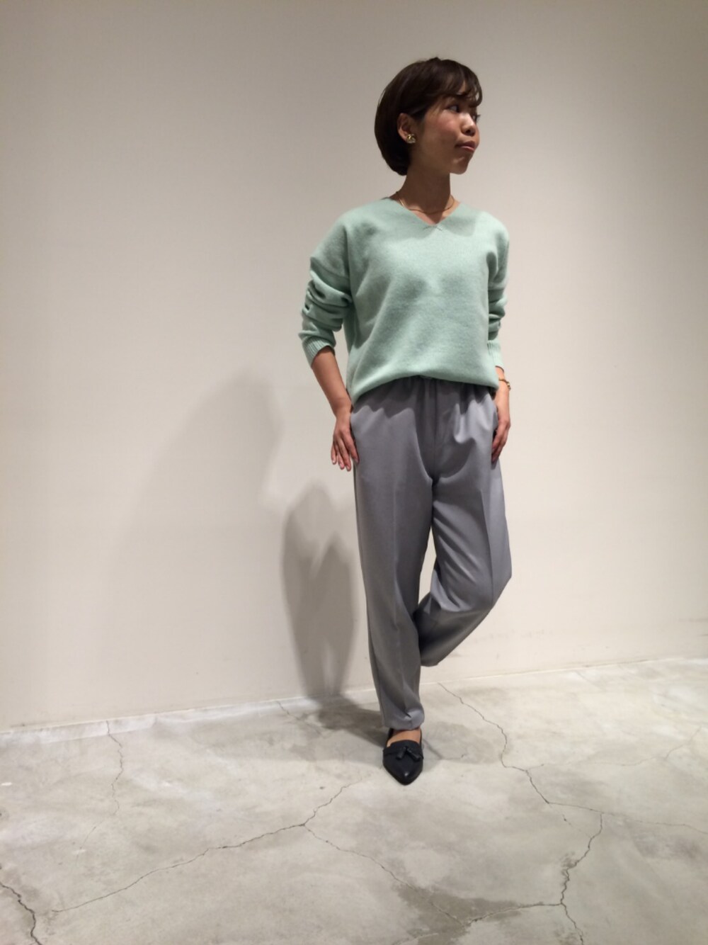 「ニット、グレー、ミントグリーン、きれいめカジュアル、パンツスタイル、春色、シンプルコーデ、春コーデ、カジュアルコーデ」｜「FIL DE FERのピーチラムナイロン Vネックプルオーバー（ニット/セーター、グリーン系）」を使った、kuroda.さん（レディース・146cm）の冬コーディネートの1枚目の写真