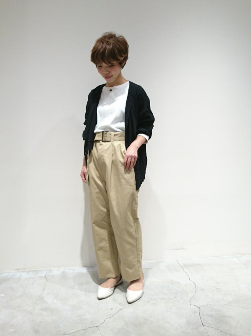 「パンツ、フラットシューズ、フリル、休日スタイル、キレイめ、パンツスタイル、春コーデ、低身長、オトナカジュアル」｜「FIL DE FERの針抜きランダムﾌﾗｲｽ　ラウンドネックロングTシャツ（Tシャツ/カットソー、ホワイト系）」を使った、kuroda.さん（レディース・146cm）の冬コーディネートの1枚目の写真