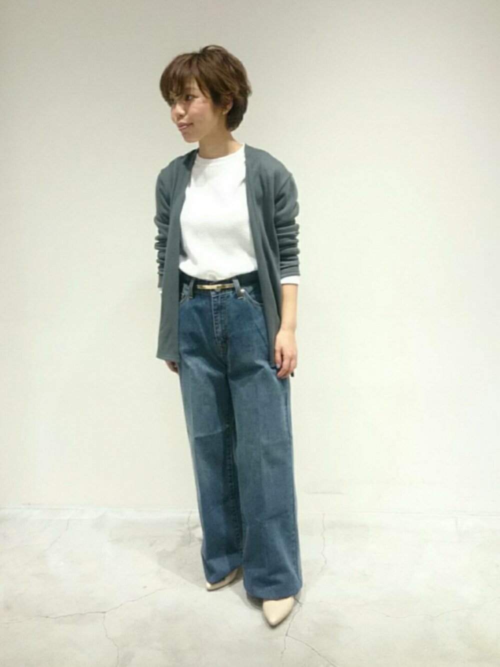 「カーディガン、シンプル、Tシャツ、カーキ、ワイドパンツ、デニムパンツ、大人コーデ、春コーデ、カジュアルコーデ、ワイドデニム」｜「FIL DE FERのポリエステルレーヨンスパン　カットソーカーディガン（カーディガン/ボレロ、グリーン系）」を使った、kuroda.さん（レディース・146cm）の冬コーディネートの1枚目の写真