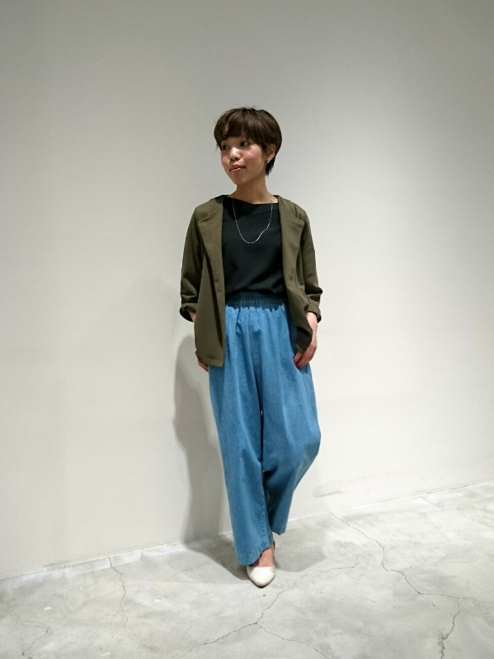 「ジャケット、デニム、ブラウス、フラットシューズ、マニッシュ、カーキ、ワイドパンツ、イージーパンツ、はるコーデ」｜「FIL DE FERのT/Rスパン Vネックブラウス（シャツ/ブラウス、ブラック系）」を使った、kuroda.さん（レディース・146cm）の春コーディネートの1枚目の写真