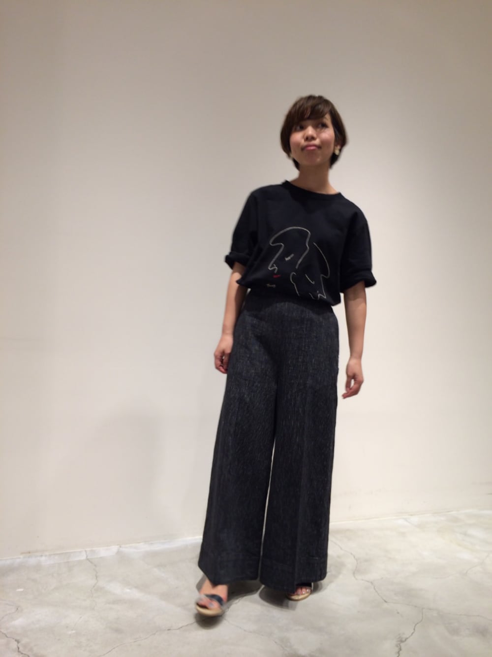 「黒、休日スタイル、ワイドパンツ、プリントT、モノトーンコーデ、夏コーデ、カジュアルコーデ、ビッグTシャツ、ゆるコーデ、サンダルコーデ」｜「FIL DE FERのTWINSプリント ５分袖Ｔシャツ（Tシャツ/カットソー、ブラック系）」を使った、kuroda.さん（レディース・146cm）の春コーディネートの1枚目の写真