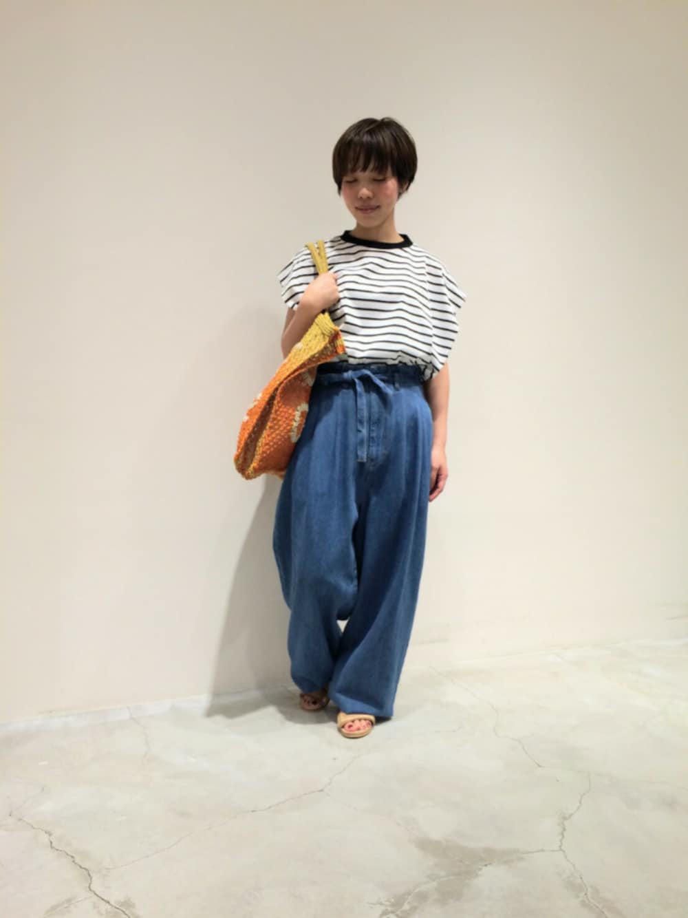 「イエロー、休日スタイル、ボーダートップス、ootd、夏コーデ、低身長、ボーダーTシャツ、ラクチンコーデ、ワイドデニム」｜「FIL DE FERのコンパクトコットンボーダー ハイネックT（Tシャツ/カットソー、ホワイト系）」を使った、kuroda.さん（レディース・146cm）の春コーディネートの1枚目の写真