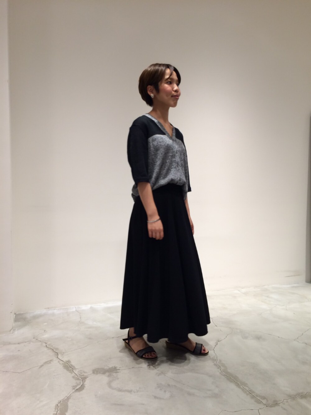 「カーディガン、フレアスカート、Vネック、黒、モノトーンコーデ、夏コーデ、ラクチンコーデ、ジュートサンダル、シルバーアクセサリー、オトナカジュアル」｜「FIL DE FERのソフトスムース　フレアスカート（スカート、ブラック系）」を使った、kuroda.さん（レディース・146cm）の夏コーディネートの1枚目の写真