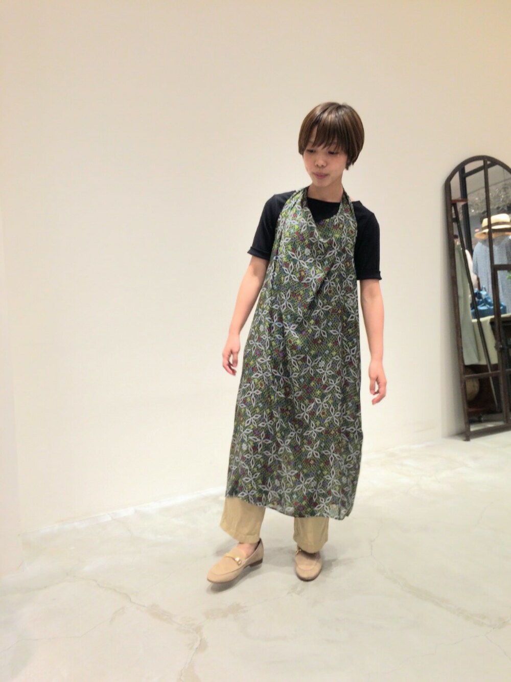 「ワンピース、ローファー、レイヤードスタイル、ootd、ベージュパンツ、柄ワンピース、花柄ワンピース、ホルターネック、アフリカン、秋コーデ」｜「FIL DE FERのエスニックステッチプリント　ホルターネックワンピース（ワンピース、ブラック系）」を使った、kuroda.さん（レディース・146cm）の夏コーディネートの1枚目の写真