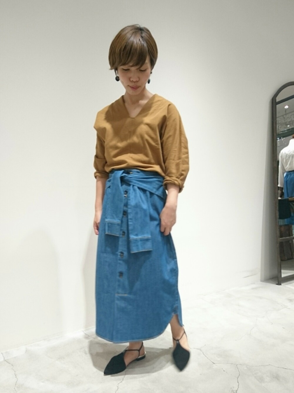 「カットソー、イヤリング、デニムスカート、秋色、ブラウン、リラックススタイル、スカートスタイル、低身長、Tシャツ×スカート、秋コーデ」｜「FIL DE FERの16/-C天竺製品染めサイドスタンドプルオーバー（Tシャツ/カットソー、イエロー系）」を使った、kuroda.さん（レディース・146cm）の夏コーディネートの1枚目の写真