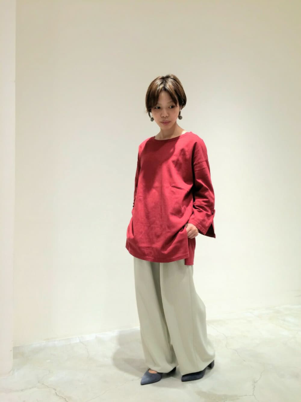 「秋色、ワイドパンツ、休日コーデ、大振りアクセサリー、ootd、低身長、スリット、フレアスリーブ、赤いTシャツ、スエードパンプス」｜「rapiecageのマーブルdiscパーツ　イヤリング（イヤリング、グレー系）」を使った、kuroda.さん（レディース・146cm）の夏コーディネートの1枚目の写真