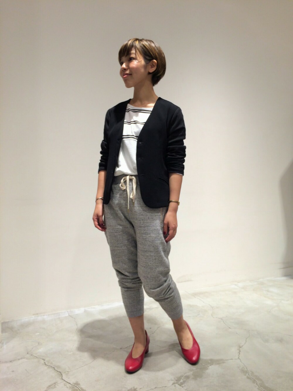 「スウェットパンツ、赤パンプス、きれいめカジュアル、パンツスタイル、ootd、ジャケットスタイル、モノトーンコーデ、低身長、ボーダーTシャツ」｜「FIL DE FERのラチネジョーゼットカットコンビノーカラージャケット（ノーカラージャケット、ブラック系）」を使った、kuroda.さん（レディース・146cm）の秋コーディネートの1枚目の写真