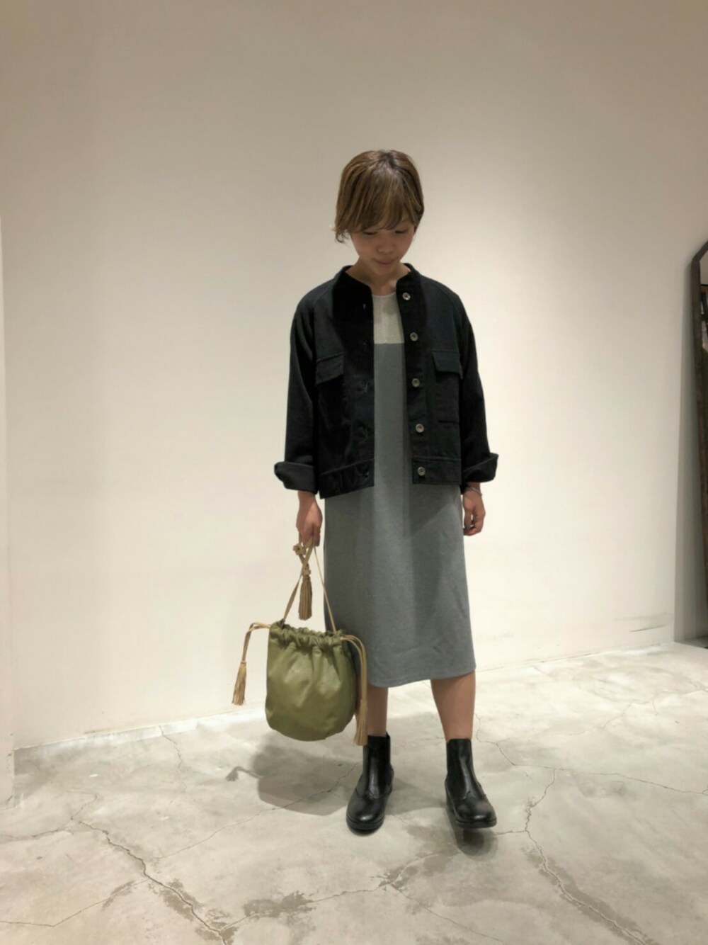 「ブルゾン、グレー、ショートブーツ、サイドゴアブーツ、休日コーデ、巾着バッグ、ootd、低身長、ワンピーススタイル、autumn」｜「NOMBRE IMPAIRのイタリアンモールスキンショートブルゾン（ブルゾン、ブラック系）」を使った、kuroda.さん（レディース・146cm）の秋コーディネートの1枚目の写真