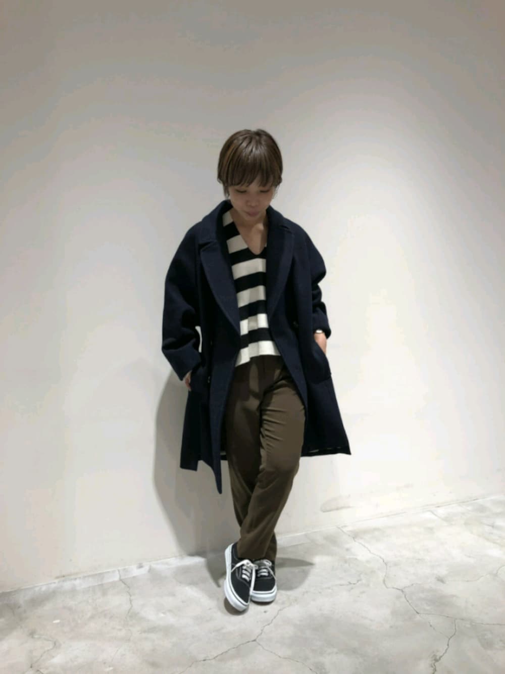 「コート、ドルマン、メルトン、スニーカーコーデ、メンズライク、ボーダーニット、休日コーデ、スリムパンツ、ootd、オーバーコート」｜「FIL DE FERのW/NY/ACスムース深Ｖネックニット（ニット/セーター、ホワイト系）」を使った、kuroda.さん（レディース・146cm）の秋コーディネートの1枚目の写真