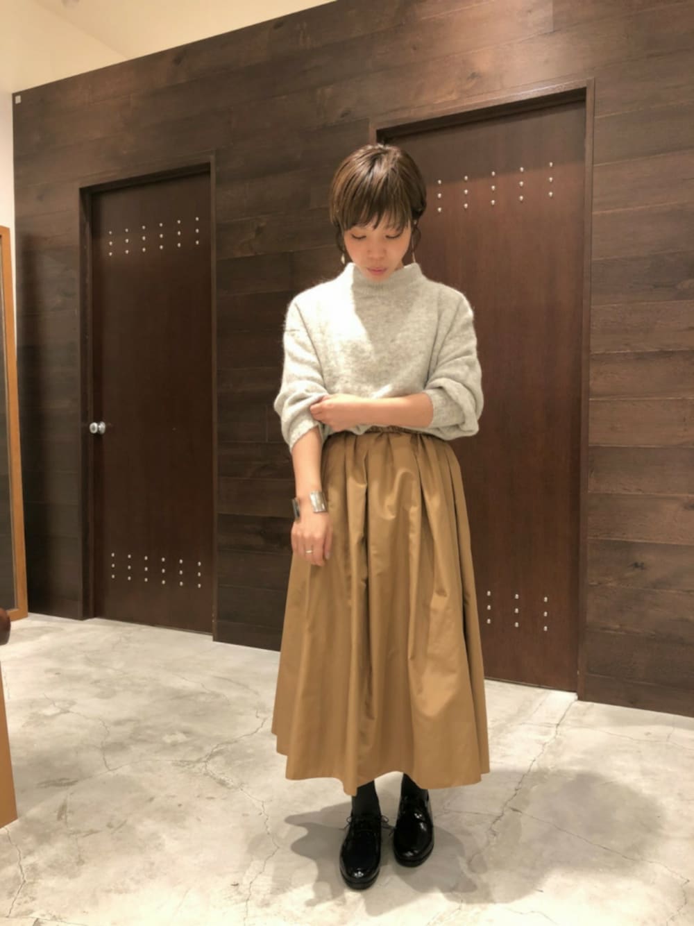 「フレアスカート、ベージュ、レースアップシューズ、ふわふわ、休日スタイル、ハイネックニット、ootd、グレーニット、低身長、ボリューム袖」｜「FIL DE FERのポリエステルタイプライター　ボックスタックイージースカート（スカート、ベージュ系）」を使った、kuroda.さん（レディース・146cm）の秋コーディネートの1枚目の写真