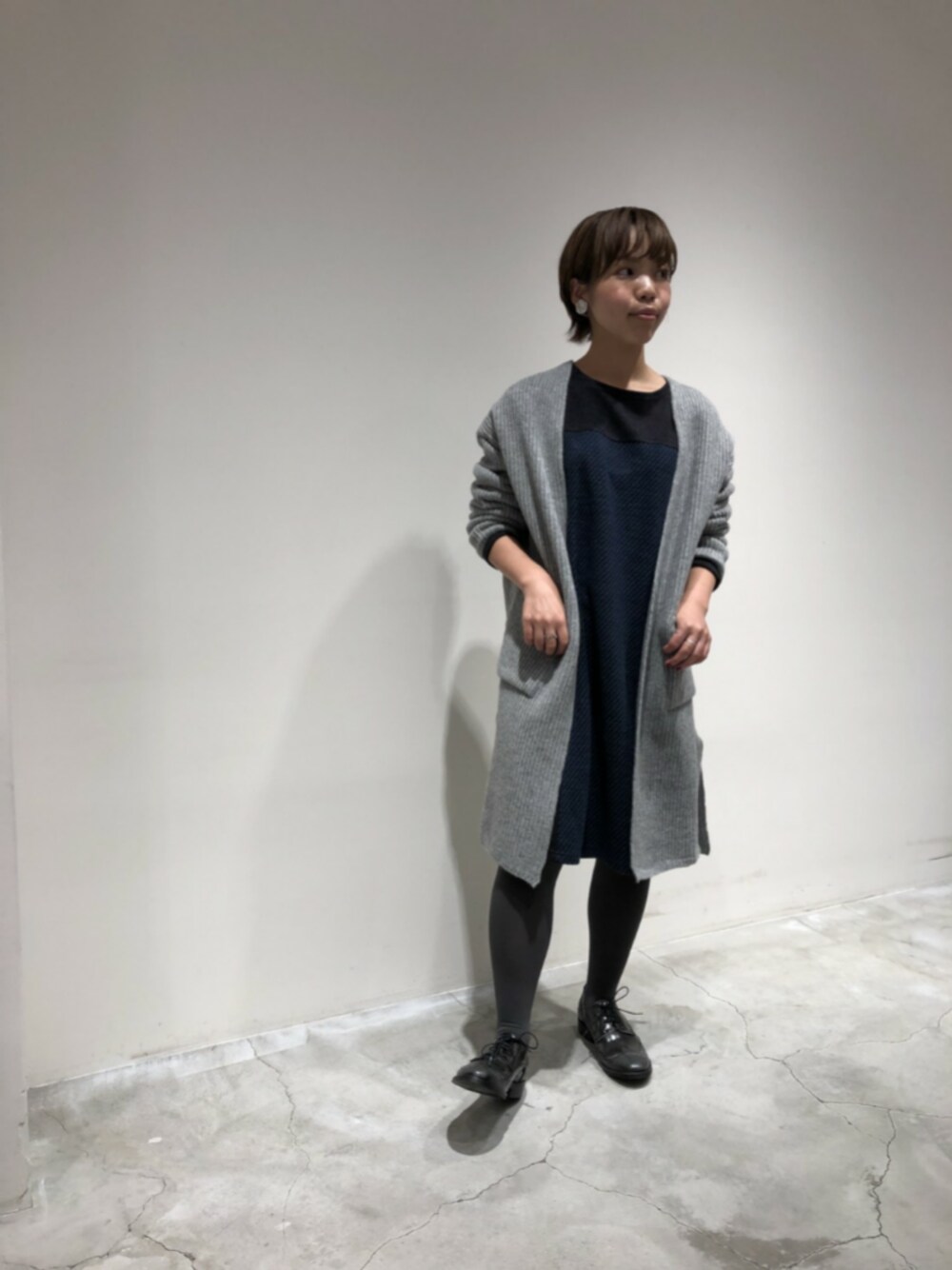 「ローゲージニット、大人コーデ、ロングカーディガン、ざっくりニット、低身長、ワンピーススタイル、シンプルスタイル、ネイビー×グレー、ワンピース カーディガン、秋冬コーデ」｜「NOMBRE IMPAIRのエアヤーン ロングカーディガン（カーディガン/ボレロ、グレー系）」を使った、kuroda.さん（レディース・146cm）の秋コーディネートの1枚目の写真