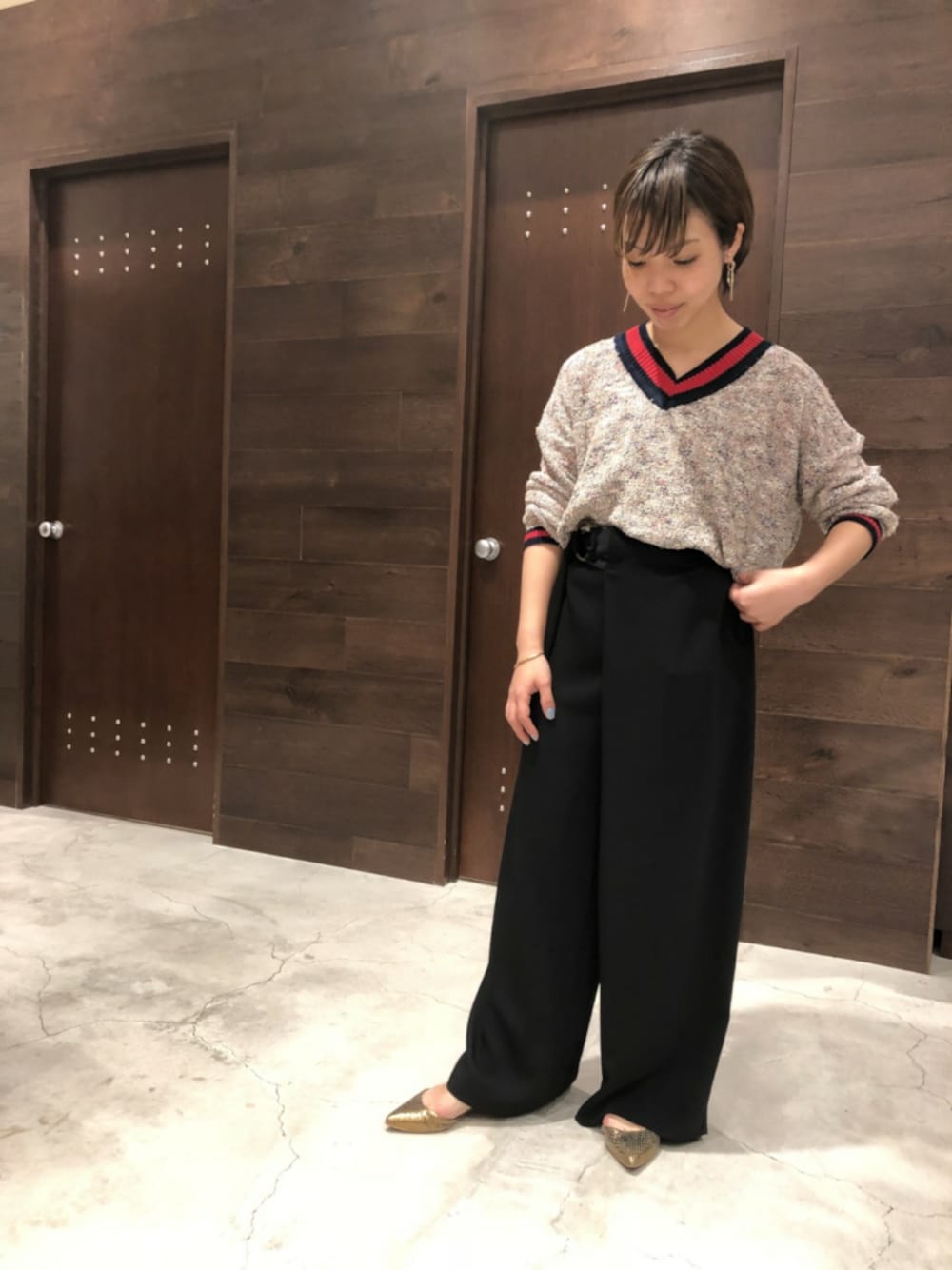 「ブラック、Vネック、フラットシューズ、休日スタイル、ワイドパンツ、春ニット、春コーデ、チルデンニット、フラットパンプス、ウエストデザイン」｜「FIL DE FERのサテン二重織 丸カンボリュームパンツ（その他パンツ、ブラック系）」を使った、kuroda.さん（レディース・146cm）の冬コーディネートの1枚目の写真