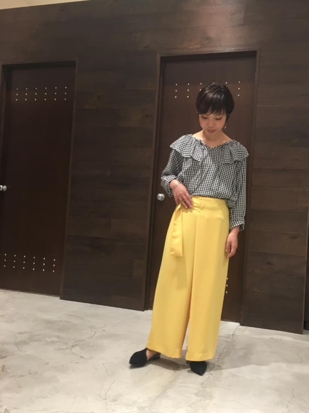 「イヤリング、イエロー、フラットシューズ、ギンガムチェック、ワイドパンツ、ootd、ウエストイン、フリルトップス、オトナカジュアル、とろみ素材」｜「FIL DE FERのレーヨンギンガム フリルブラウス（シャツ/ブラウス、ブラック系）」を使った、kuroda.さん（レディース・146cm）の冬コーディネートの1枚目の写真