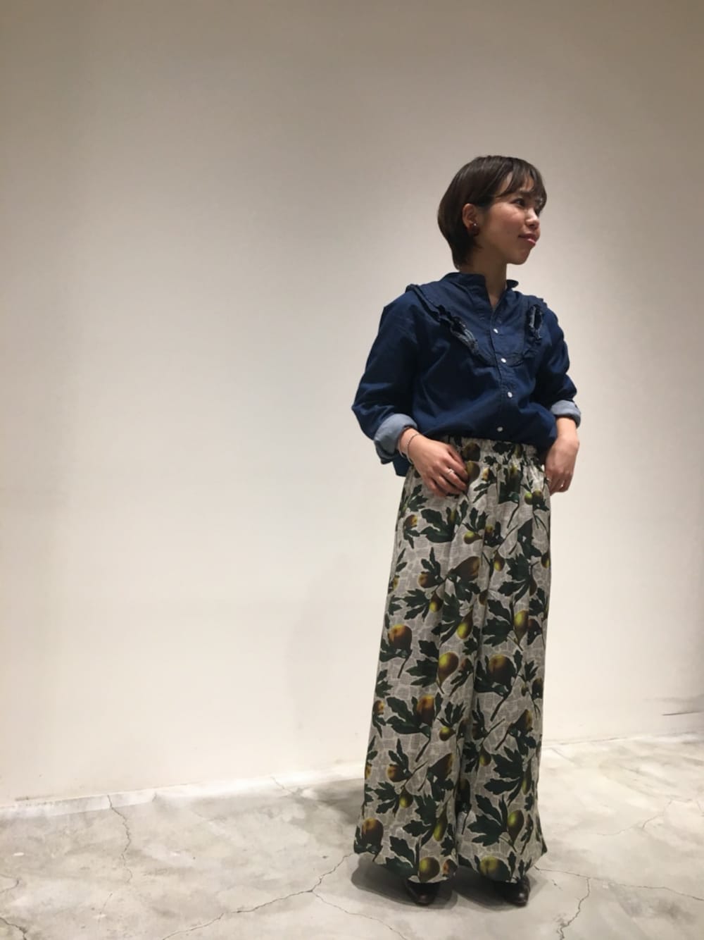 「柄パンツ、デニムシャツ、フリル、ワイドパンツ、休日コーデ、ootd、春コーデ、シャツスタイル、低身長、イチジク」｜「FIL DE FERの5.50zデニム フリルシャツ（シャツ/ブラウス、ブルー系）」を使った、kuroda.さん（レディース・146cm）の冬コーディネートの1枚目の写真