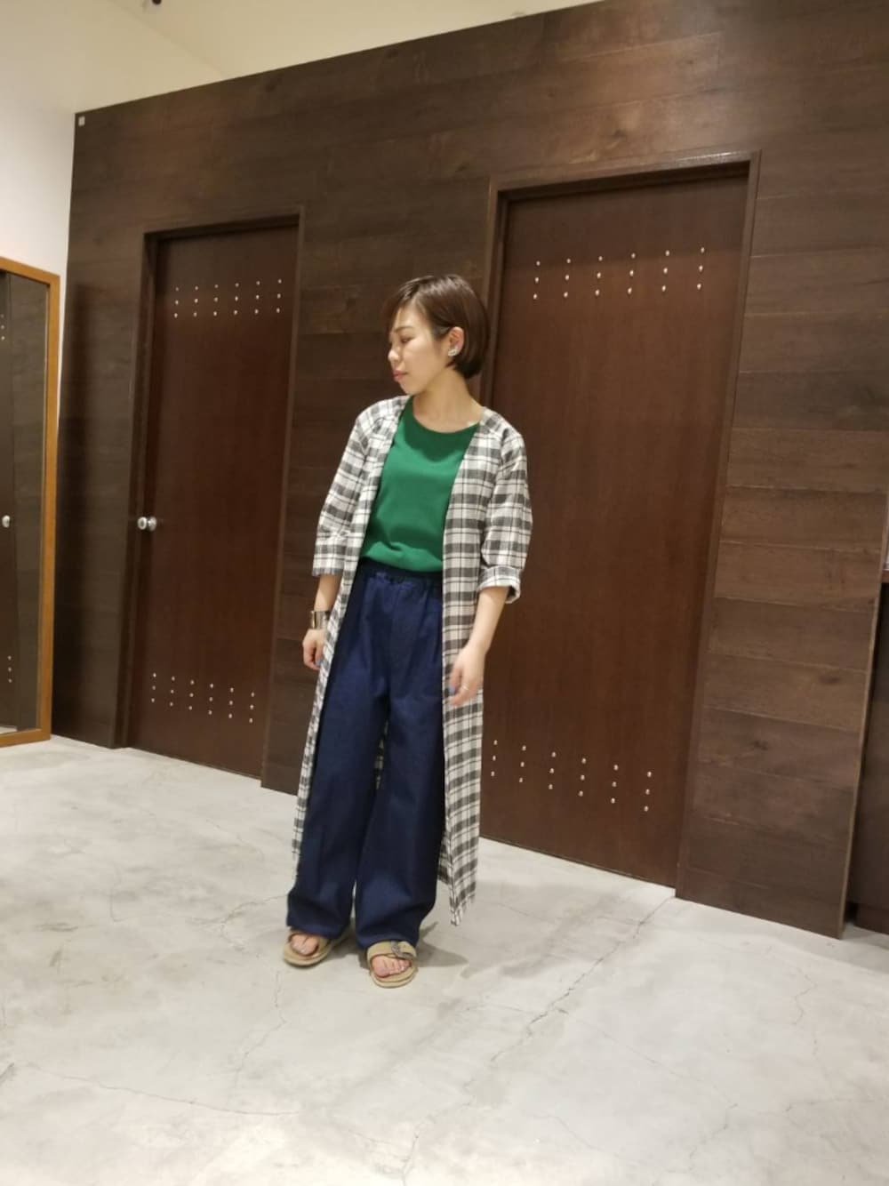 「スクエアネック(ネック)、チェック、グリーン、ロングコート、休日スタイル、タンクトップ、ootd、低身長、ライトコート、ワイドデニム」｜「FIL DE FERのワイドテレコ ５分袖カットソー（Tシャツ/カットソー、グリーン系）」を使った、kuroda.さん（レディース・146cm）の春コーディネートの1枚目の写真