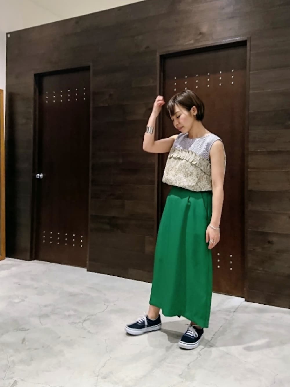 「ブラウス、VANS、グリーン、ストライプ、ロングスカート、休日コーデ、バングル、夏コーデ、低身長」｜「FIL DE FERのINCECTプリント タックパーツ付ブラウス（シャツ/ブラウス、ベージュ系）」を使った、kuroda.さん（レディース・146cm）の春コーディネートの1枚目の写真
