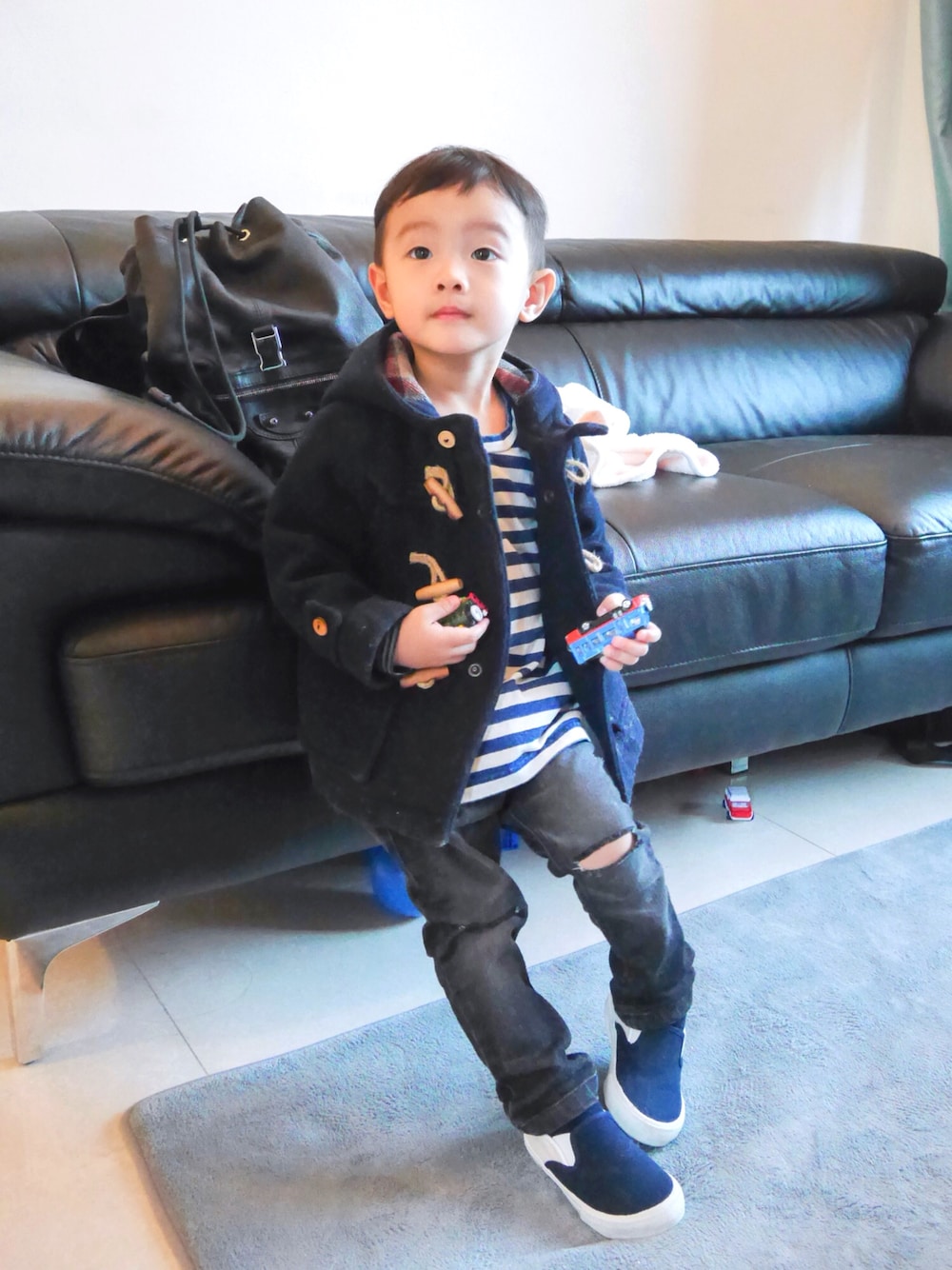 「ZARA KIDSのアイテム（ダッフルコート、ブルー系）」を使った、Silasさん（キッズ・90cm）の冬コーディネートの1枚目の写真