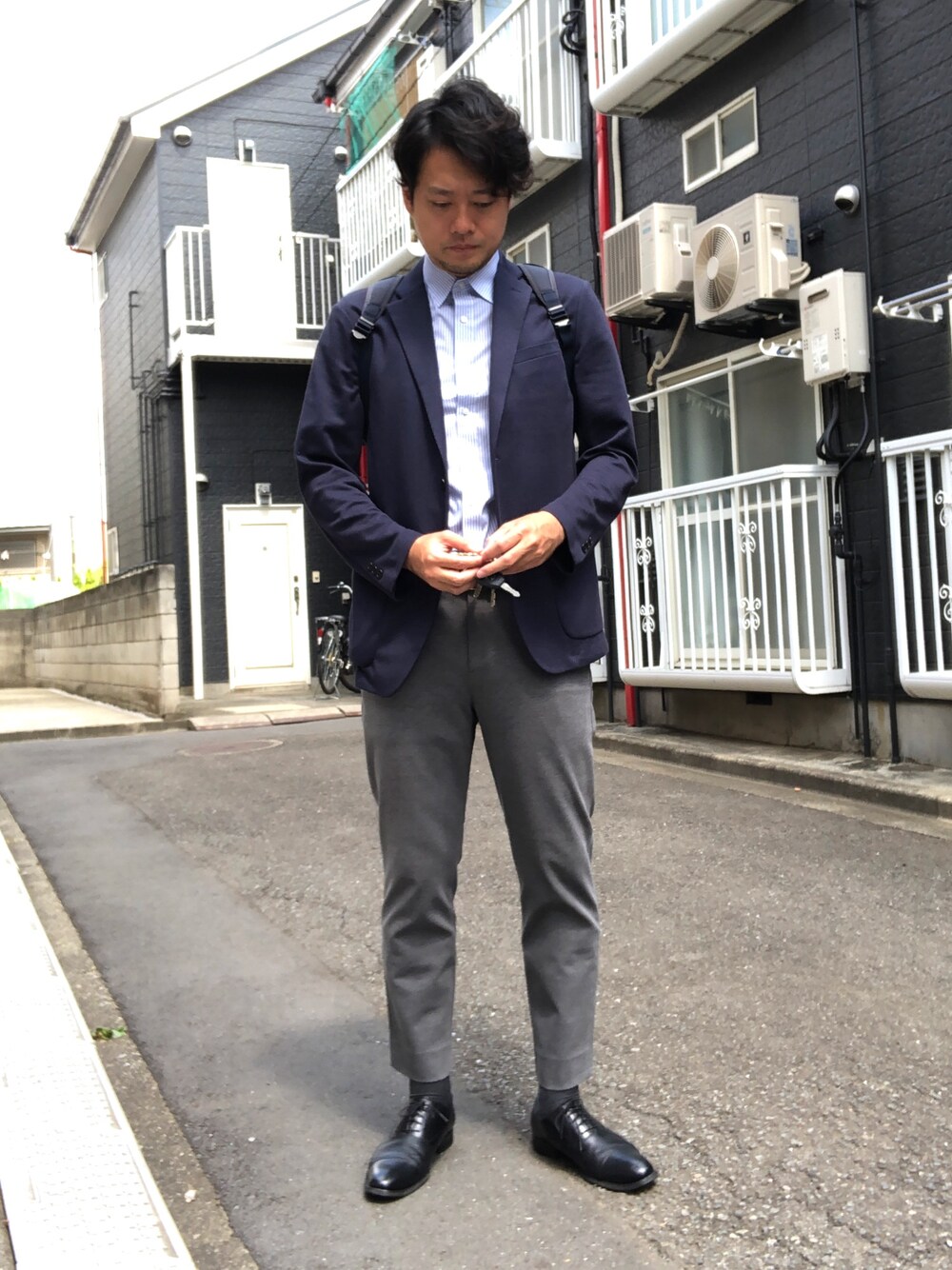 「UNIQLOのアイテム（テーラードジャケット、ブルー系）」を使った、tani4さん（メンズ・183cm）の夏コーディネートの1枚目の写真