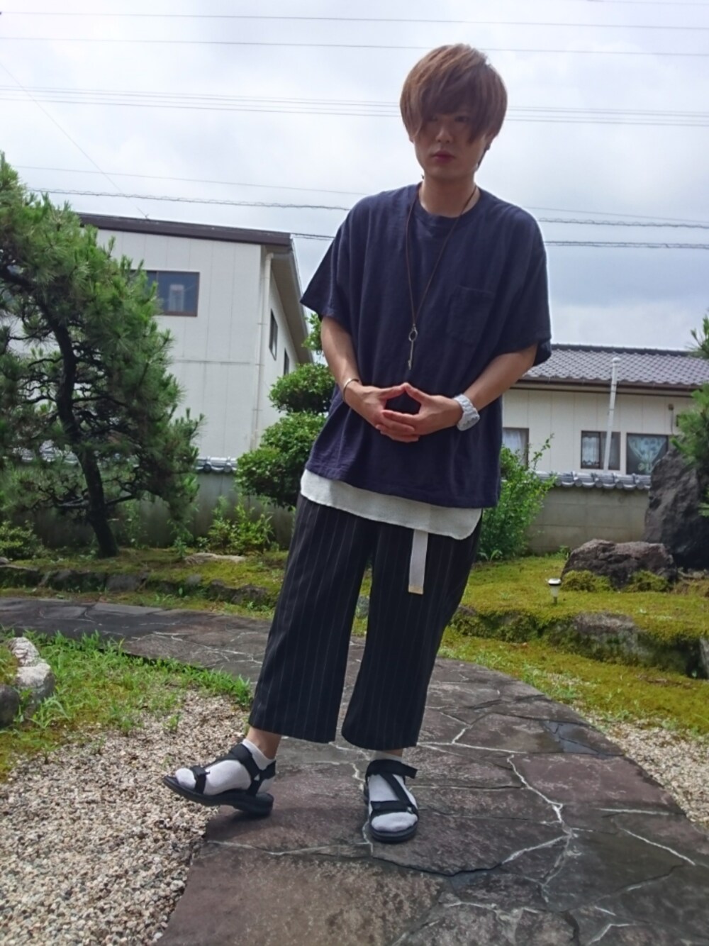 ホワイト系のタンクトップ、ブルー系のTシャツ/カットソー、ブラック系のスラックスを着用したメンズの夏コーディネートの1枚目の写真