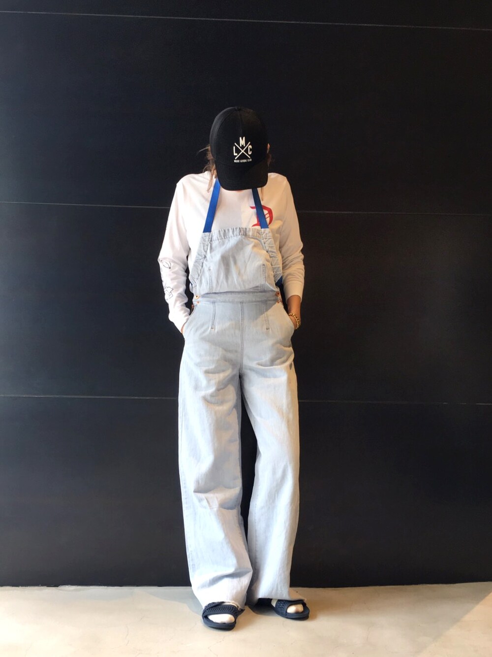 「ラゾーナ川崎、パンツスタイル、カジュアルコーデ、outfit、シンプル、Diesel」｜「DIESELの00SXSS0683B（サロペット/オーバーオール、ブルー系）」を使った、mitsuoさん（レディース・170cm）の春コーディネートの1枚目の写真