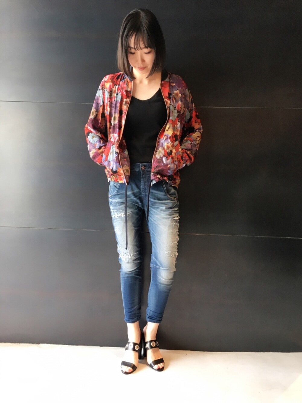 「パンツスタイル、デニム、ラゾーナ川崎、Diesel、花柄、ootd」｜「DIESELのY01480PS296（サンダル、ブラック系）」を使った、mitsuoさん（レディース・170cm）の春コーディネートの1枚目の写真
