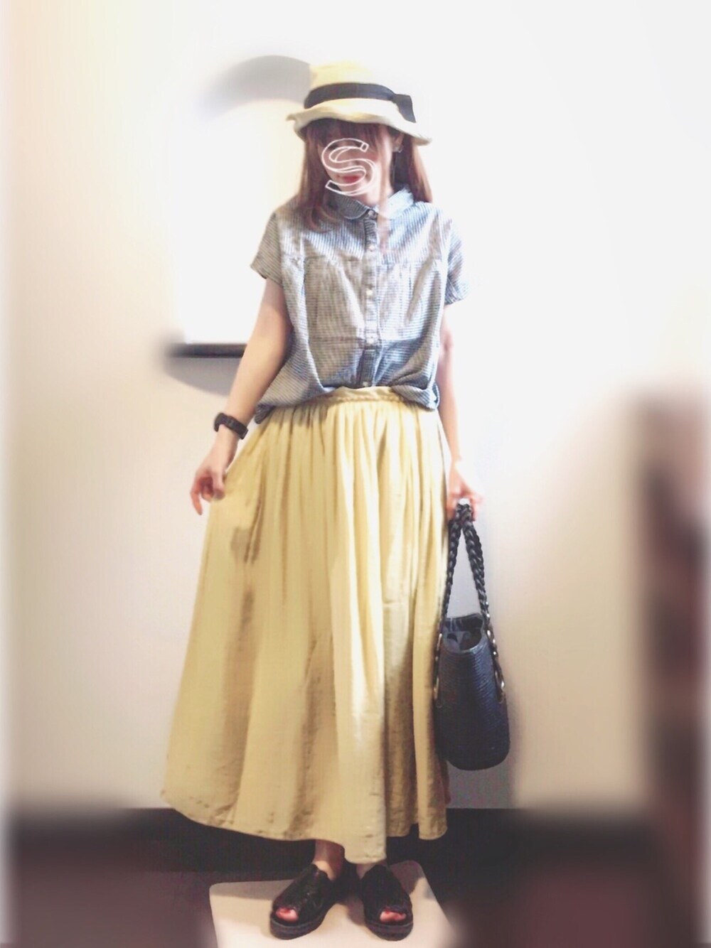 ブラック系のシャツ/ブラウス、イエロー系のスカート、ブラック系のサンダルを着用したレディースの夏コーディネートの1枚目の写真