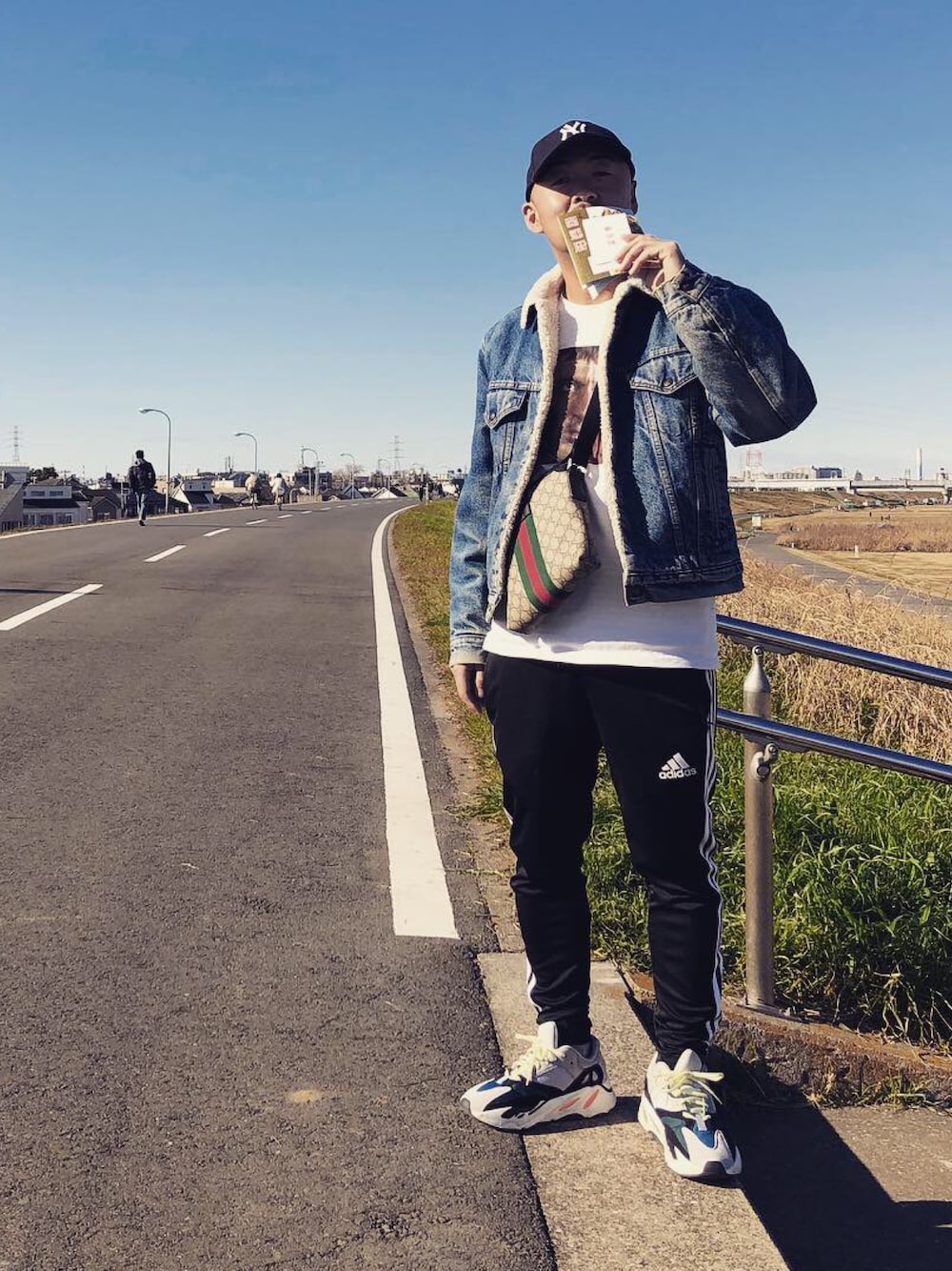 「Levi's、supreme、シュプリーム、リーバイス、yeezyboost、adidas」｜「GUCCIのアイテム（ショルダーバッグ、ベージュ系）」を使った、A-MASTERさん（メンズ・170cm）の冬コーディネートの1枚目の写真